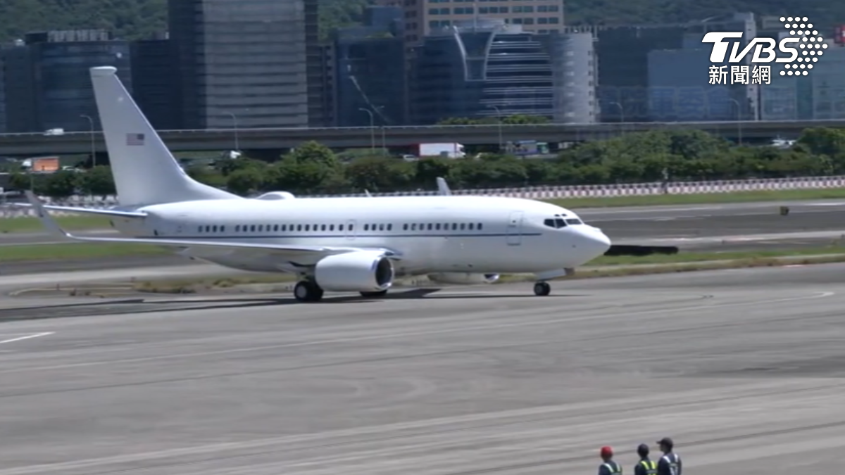 兩位參議員搭美國空軍C-40專機8/29飛抵松山基地。(圖/TVBS)