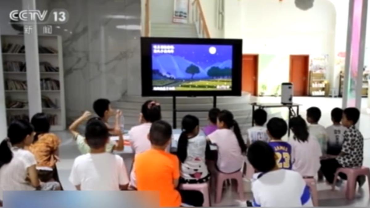 暑假即將結束,大陸青少年心理諮詢專線電話量增。(圖/大陸央視)
