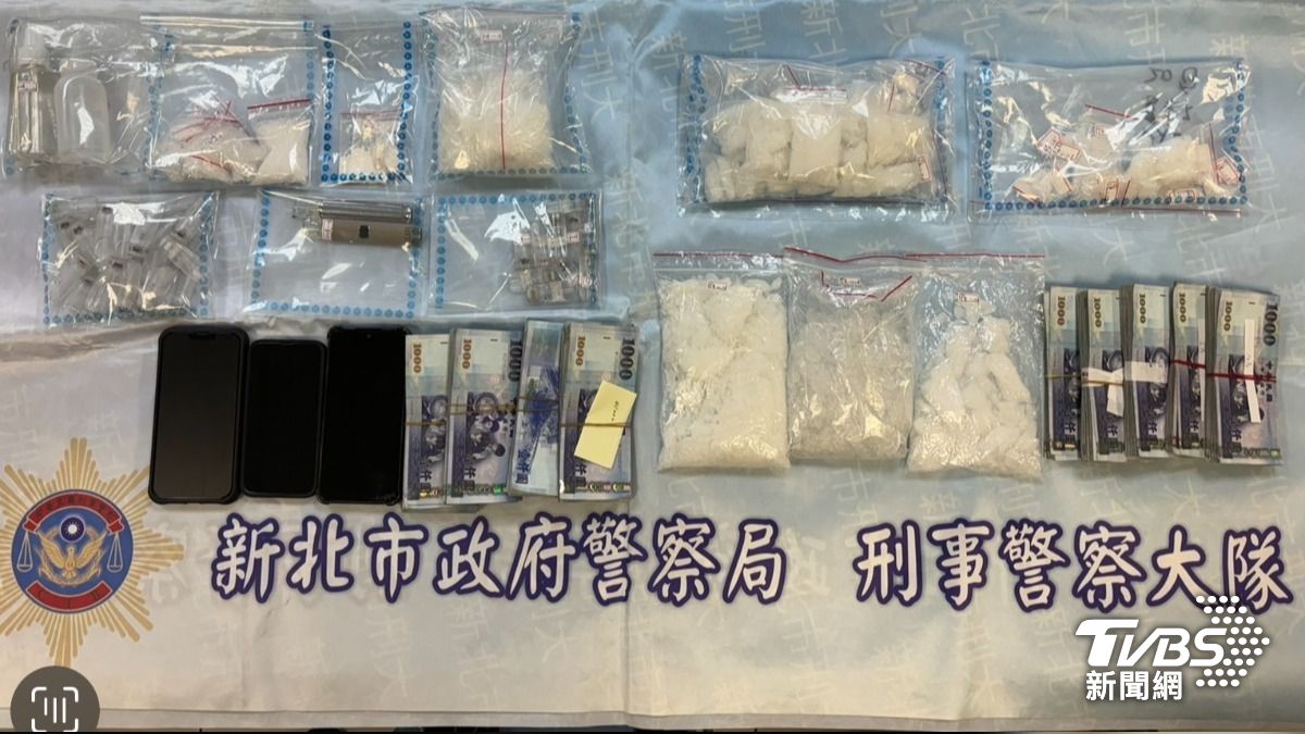 警方查扣安非他命、依托咪酯煙油及犯罪所得87萬9700元等證物。(圖/TVBS)