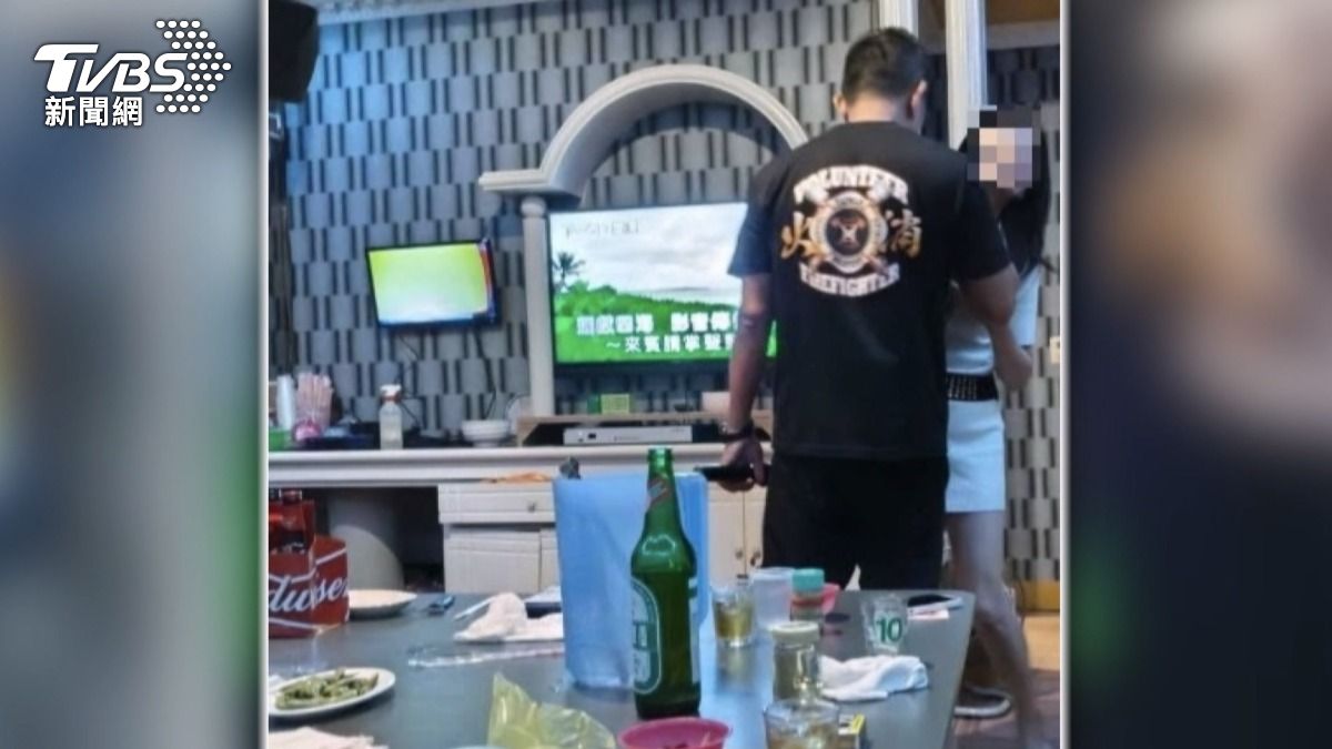 豪雨特報當天竟在狂歡!雲林分隊長穿制服摟妹 同仁在救災。(圖/TVBS)