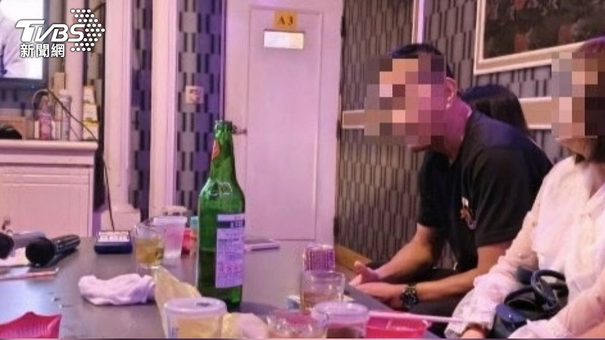 豪雨特報當天竟在狂歡!雲林分隊長穿制服摟妹 同仁在救災。(圖/TVBS)