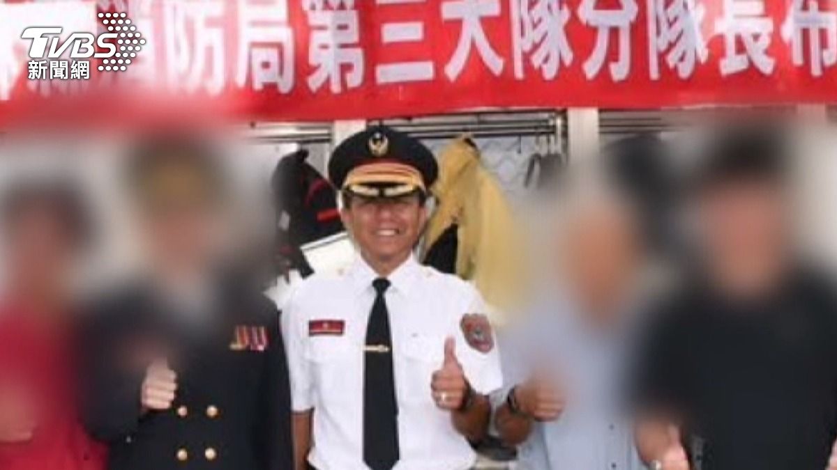 雲縣啟動二級應變中心 「他」卻在店內摟辣妹。(圖/TVBS)