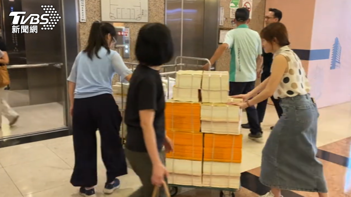 各部會預算書送達立院。（圖／TVBS）