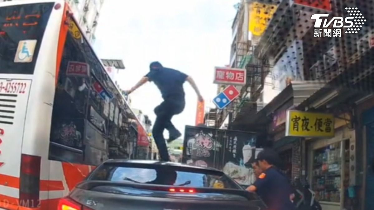 通緝犯當車手拒檢狂飆,警跳車頂破窗逮3人。(圖/TVBS)