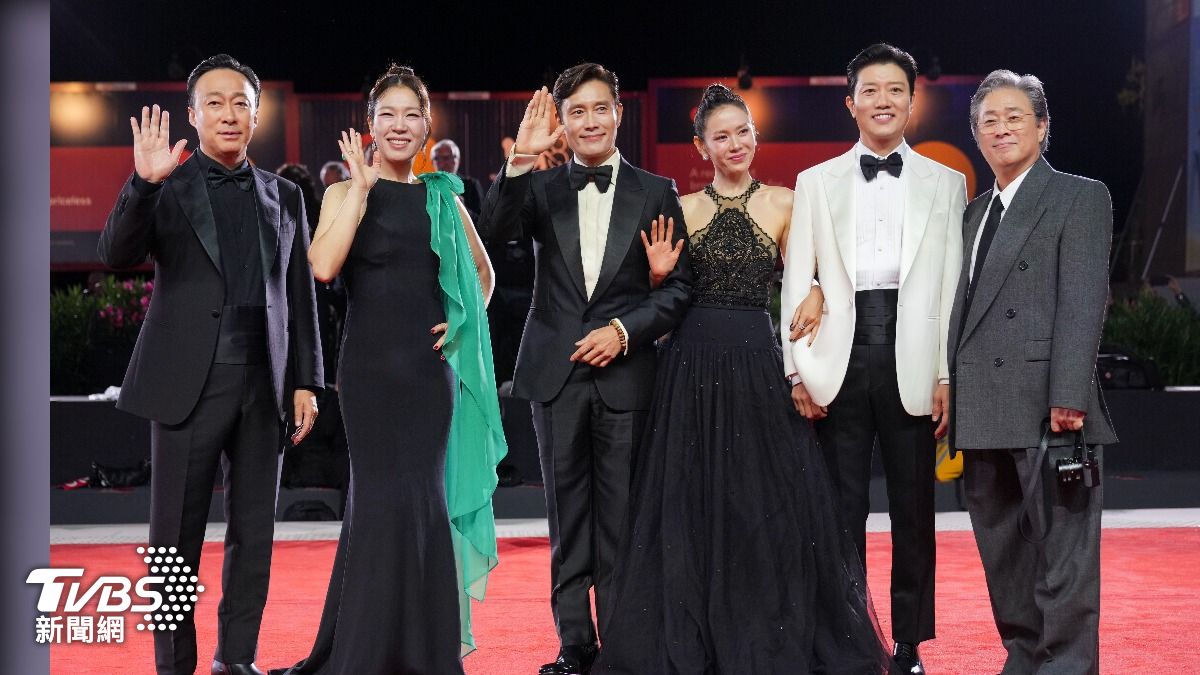 李星民(左起)、廉惠蘭、李炳憲、孫藝真、朴熹洵、導演朴贊郁出席《徵人啟弒》威尼斯影展紅毯首映。(圖/達志影像美聯社)
