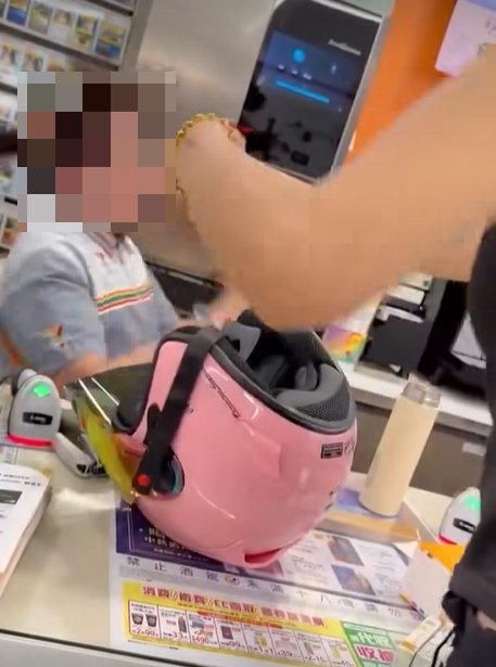 超商店員-消費糾紛-超商店員下跪-超商店員下跪道歉-7-11店員