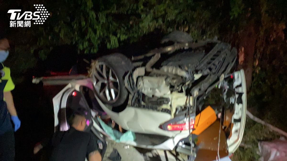 疑車速過快!新竹轎車過彎自撞電桿翻覆 1男傷重死亡