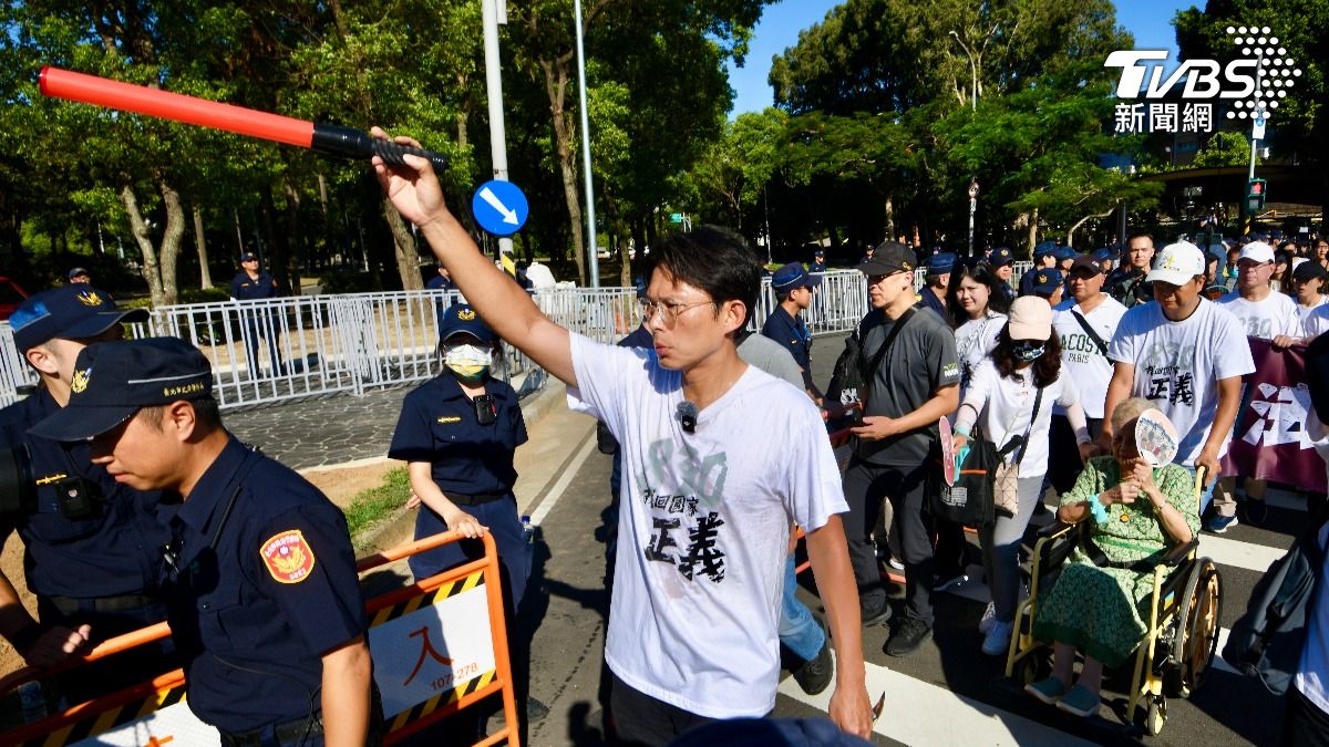 上街與警爆衝突!黃國昌嗆賴清德出來面對 群眾狂罵「臭俗仔」