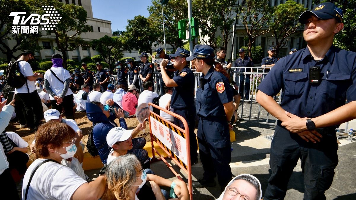 民眾黨舉辦走讀活動遭警方驅離。(圖/胡瑞麒攝)