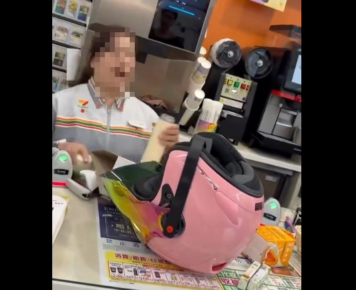超商店員下跪磕頭道歉引網友熱議。（圖/翻攝自爆料公社公開版）