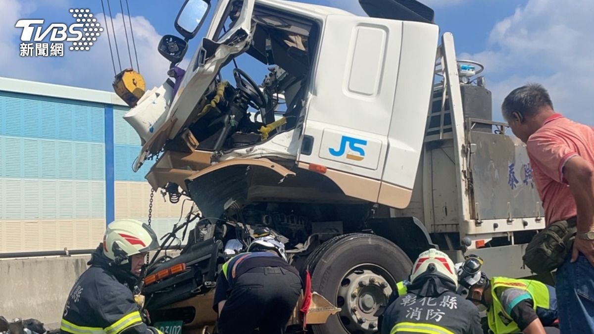 快訊/台61線大貨車追撞曳引車 男駕駛受困、現場塞爆
