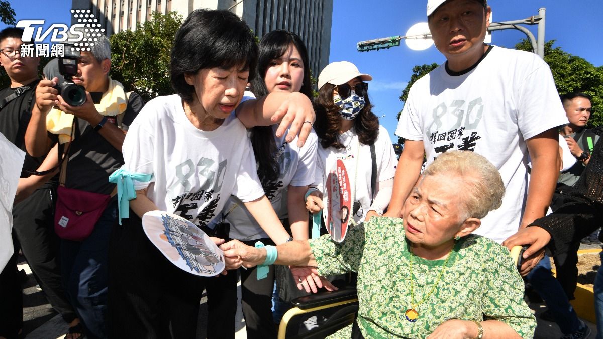 陳佩琪帶著柯媽何瑞英現身民眾黨走讀活動。（圖／胡瑞麒攝）