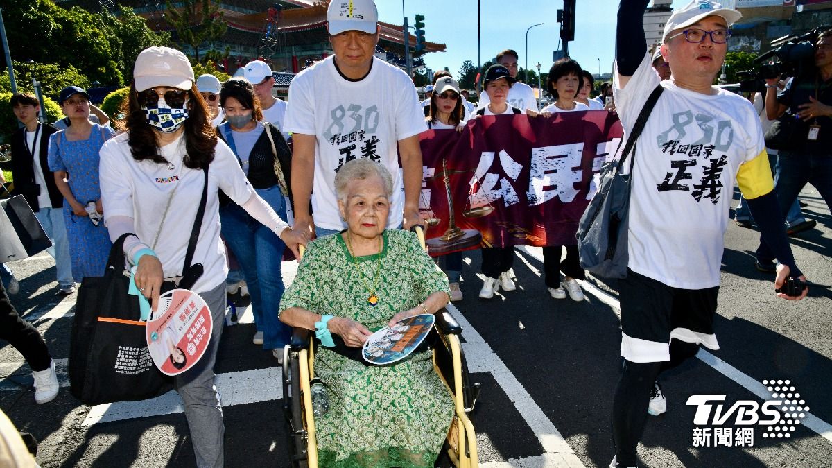柯媽何瑞英現身民眾黨走讀活動。（圖／胡瑞麒攝）