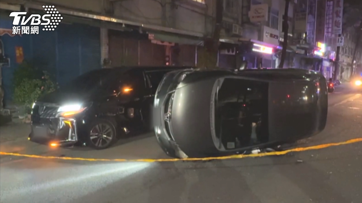 一名通緝犯,他開著車載著小男嬰,擦撞違停車後意外翻覆,駕駛脫困後相當著急,因為當時他的車上還載著6個月大的兒子(圖/TVBS)
