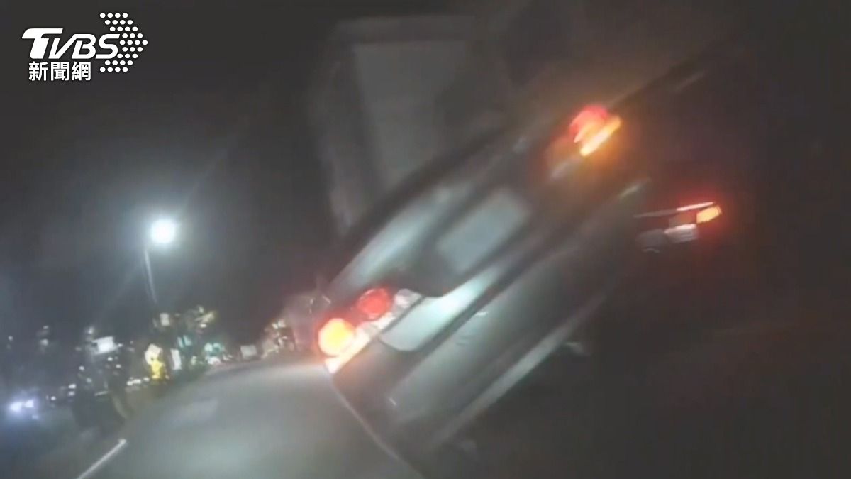 行車紀錄器畫面記錄下,小客車撞上路邊臨停轎車瞬間側傾翻車(圖/TVBS)