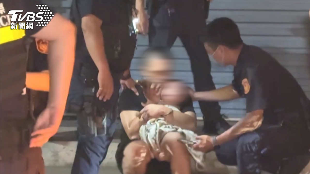 陳姓男子,哭求警方讓他看看孩子傷勢,說道讓我抱我兒子,我沒有要跑(圖/TVBS)