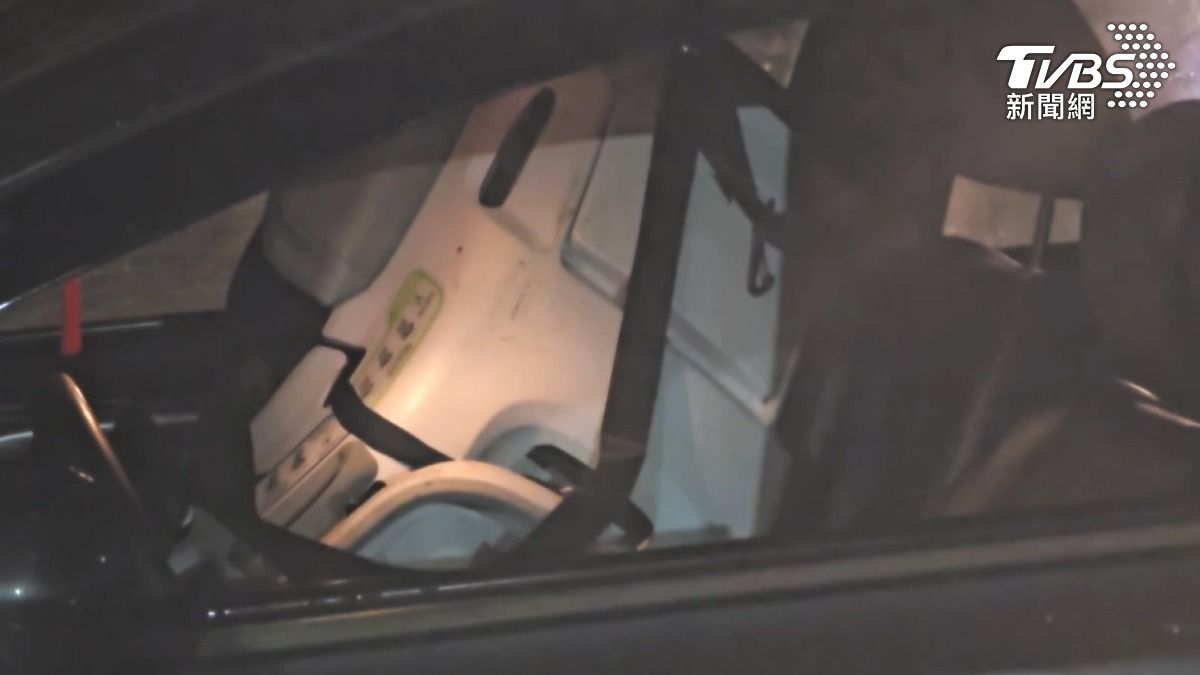 汽座放在副駕駛座上,結果翻車後,汽座整個脫離掉落在另一側(圖/TVBS)