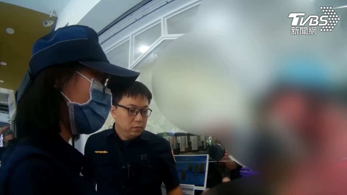 沒喝到加糖飲料，女子氣到拍桌，員警和店員不斷跟她解釋她全都聽不進去（圖／TVBS）