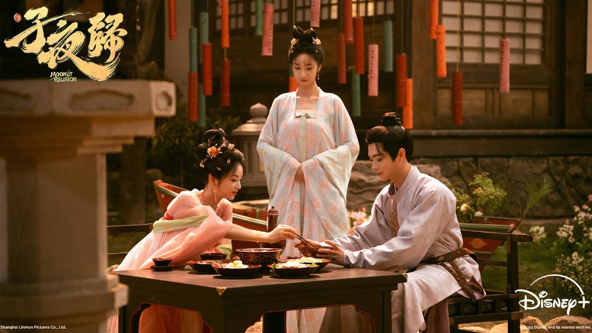田曦薇(左)、許凱(右)劇中狂放閃。(圖/Disney+提供)