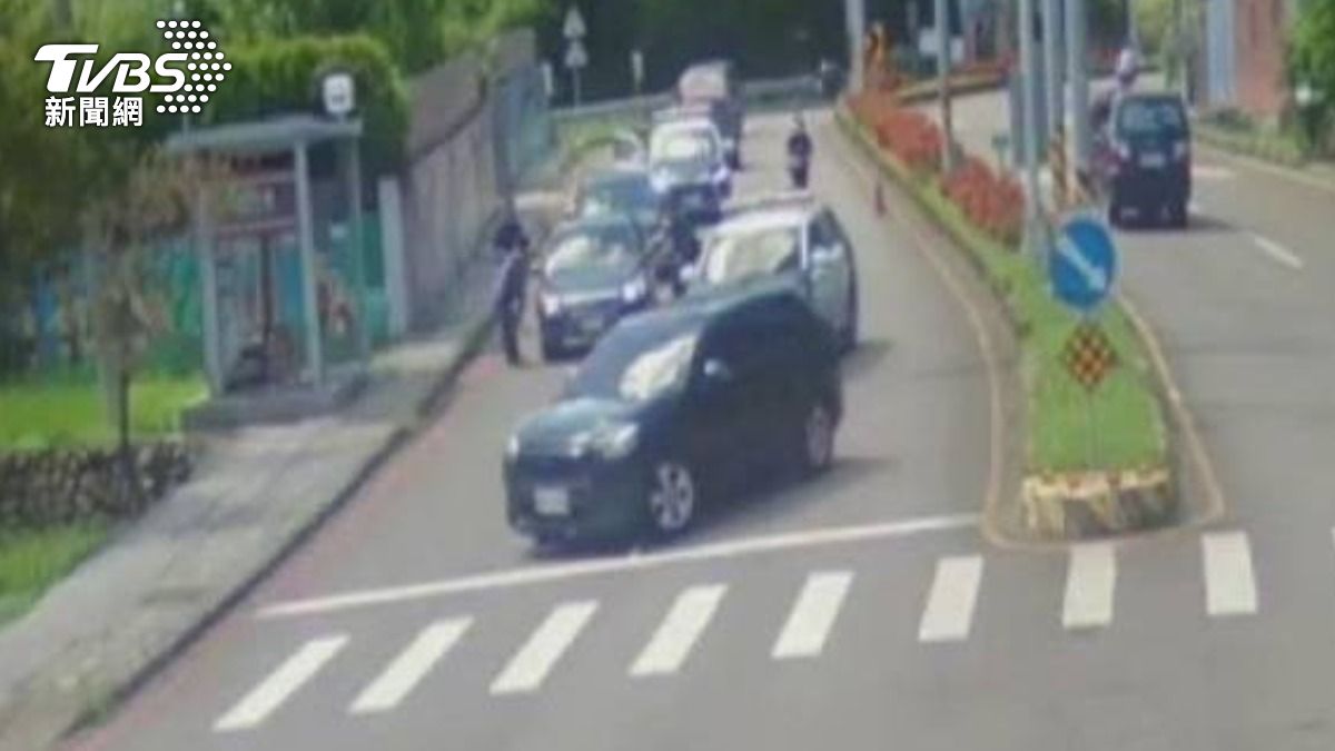警方將嫌犯車輛團團包圍，偵防車更是直接擋住去路。（圖／TVBS）