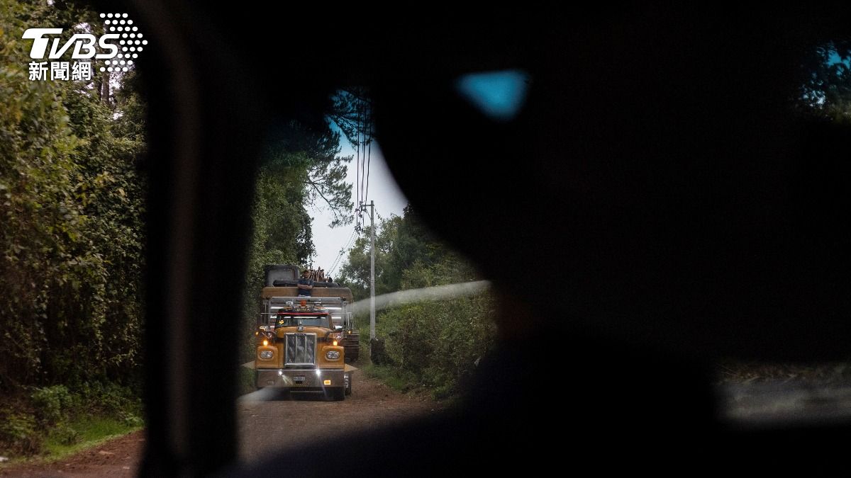 移民駕駛疑似看不懂路標，在高速公路迴轉造成3死車禍，美國將加強對移民駕駛管制。(圖／達志影像路透社)