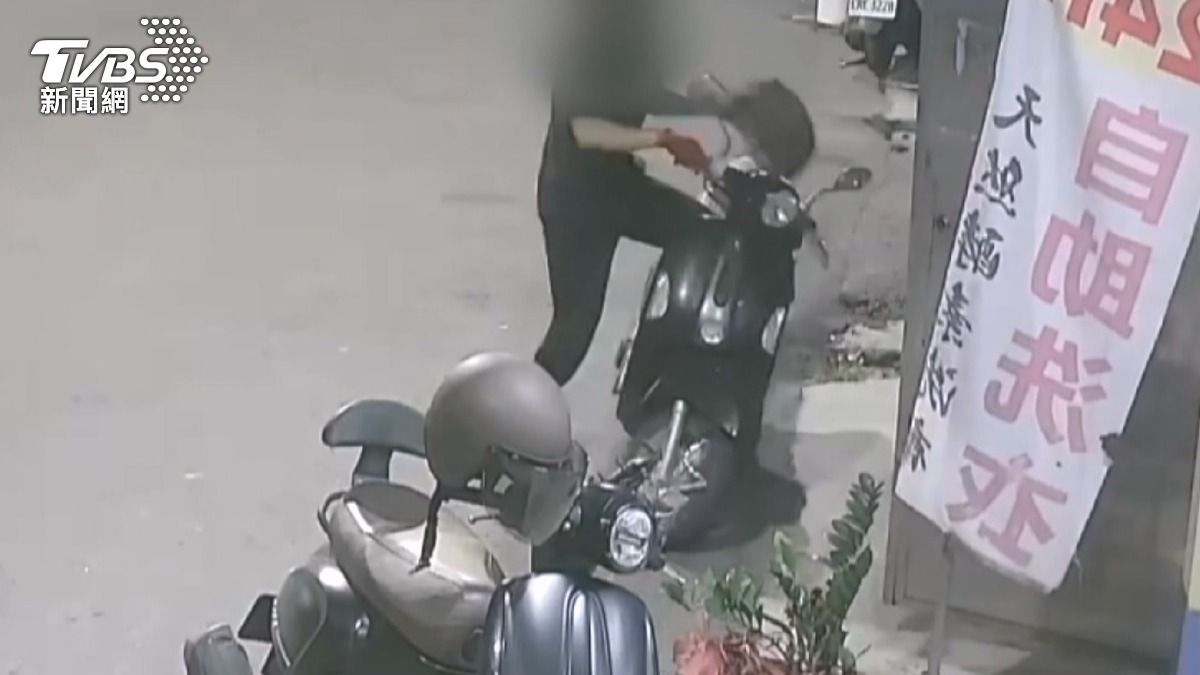 一名越南移工租客，竟然因為欠租拿磚頭攻擊房東，準備伸手去開燈，就被對方攻擊，雙手手指都骨折，頭部腦震盪、撕裂傷（圖／TVBS）