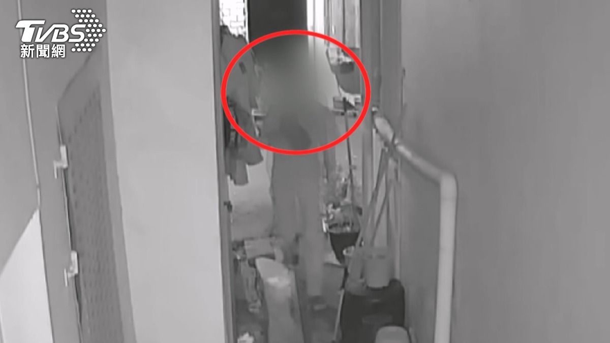 男子衝出來，還搶了包包逃逸，他繞到巷弄內，丟棄犯案手套和頭套，接著再回到住家，裝作若無其事（圖／TVBS）