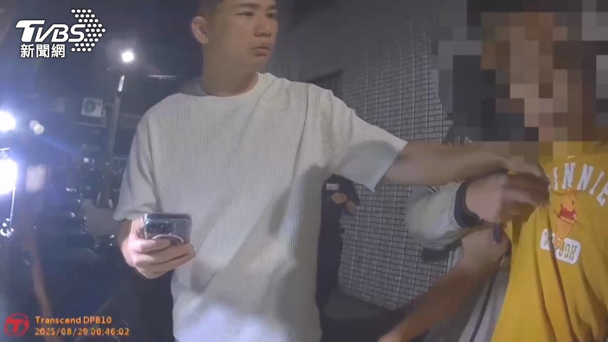 犯案衣物和拖鞋，通通放在機車後車廂，警方當場人贓俱獲（圖／TVBS）