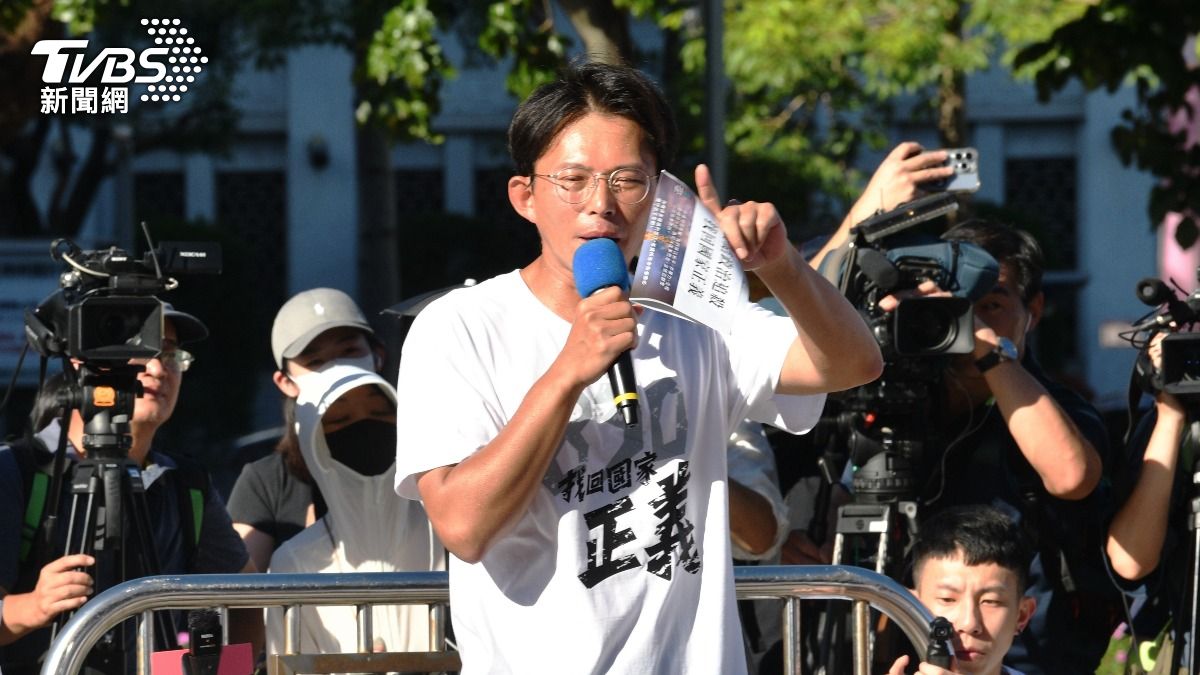 小草衝破第一線護欄!黃國昌、陳智菡爬拒馬 遭警告:別開玩笑