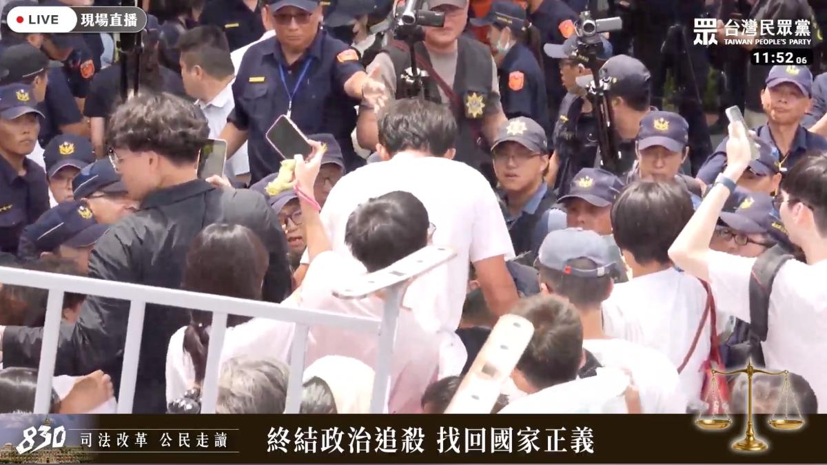 黃國昌爬過鐵欄杆。（圖／翻攝自YouTube民眾之聲）