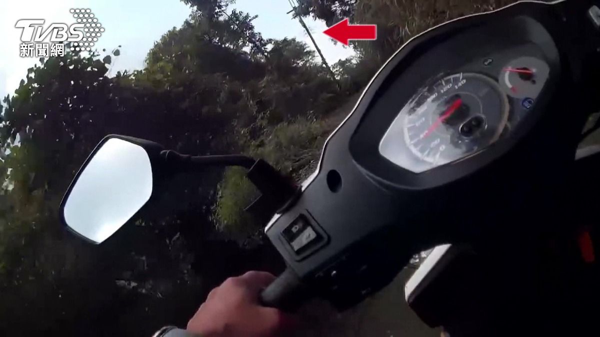 迷途騎士陷入深山!一招解危機 「電線桿秘密」救命關鍵。(圖/TVBS)