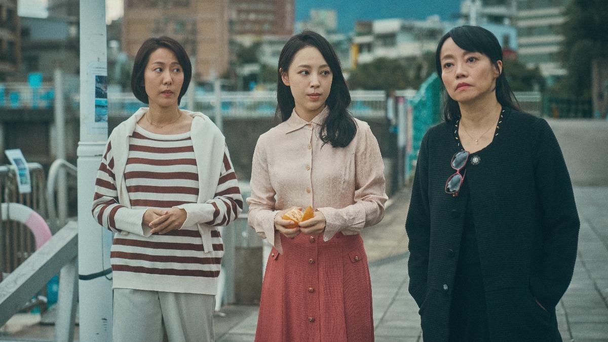 左起張詩盈、勇兔、范瑞君用料理連結情感。(圖/大愛提供)