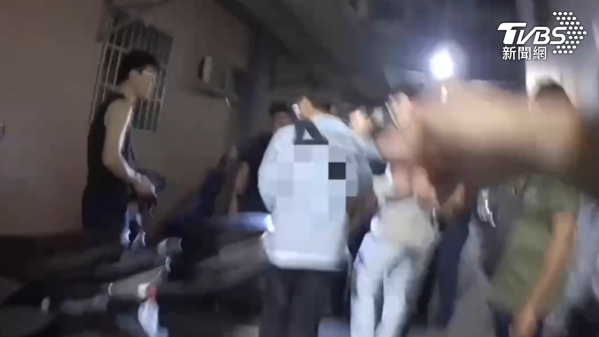 該名越籍男子還混入人群中想躲避警方。（圖／TVBS）