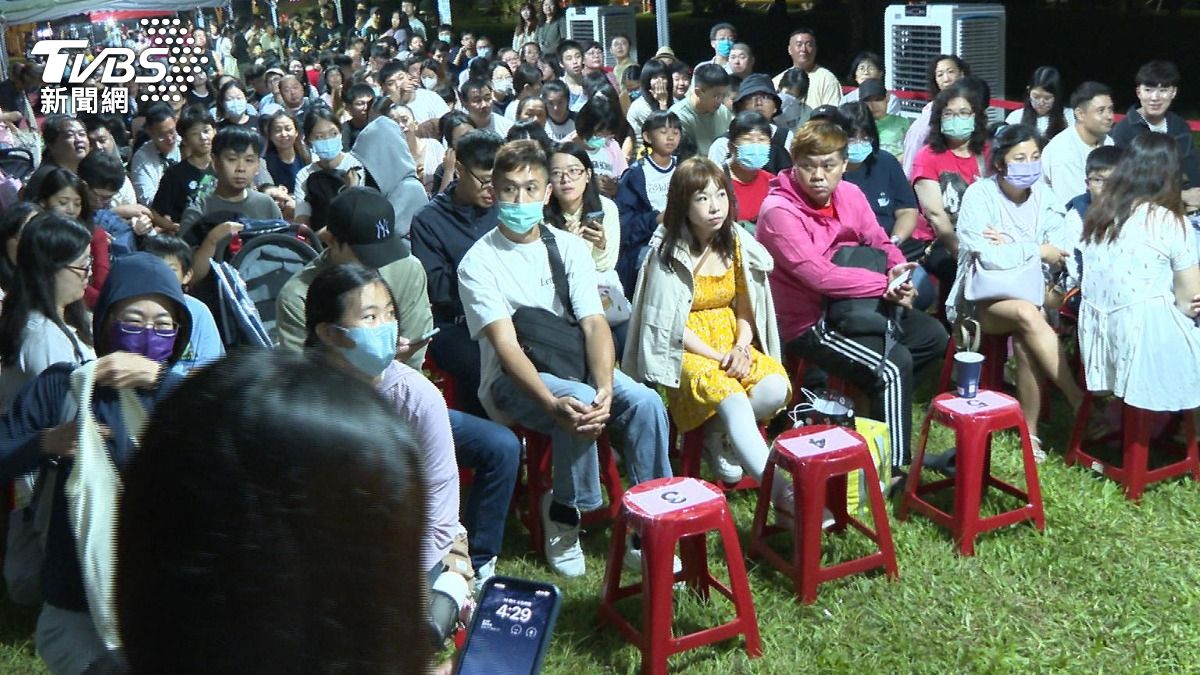 熱氣球嘉年華限量150名額，台中民眾夜半12點開始排隊搶體驗。(圖／TVBS)