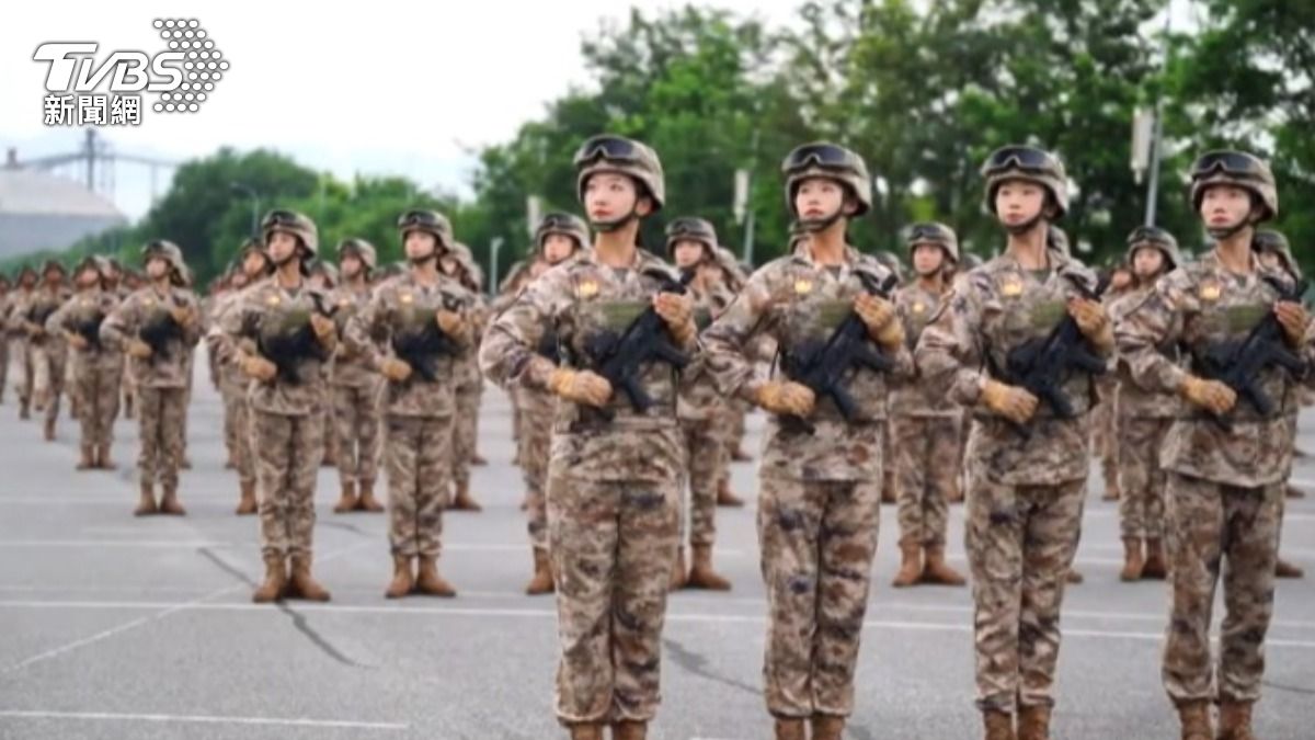 解放軍聯勤保障部隊女兵大隊，正加緊備戰九三大閱兵。（圖／央視）