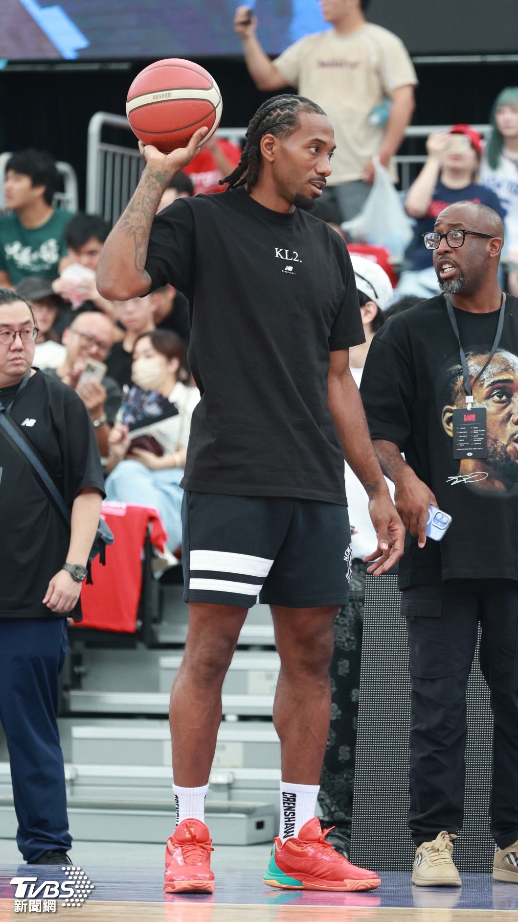 NBA球星雷納德現身桃園巨蛋，用台語說大家好。（圖／華子琛攝）