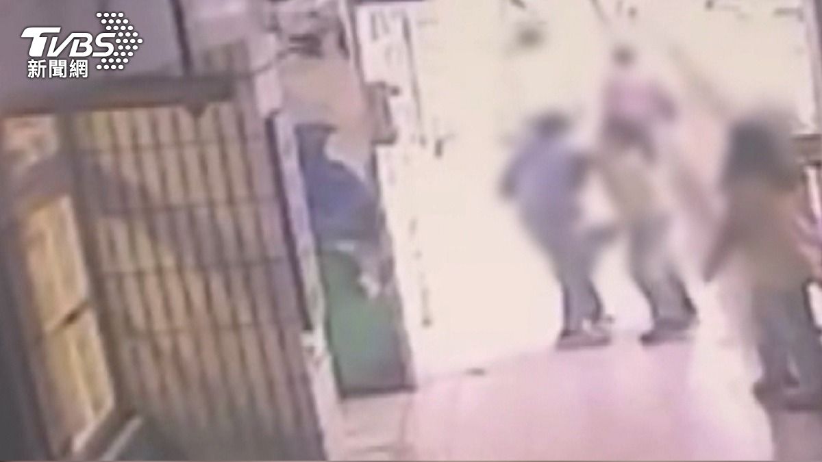 特教生帶武器鎖喉同學!審查竟判「不構成霸凌」家長疑有人撐腰。(圖/TVBS)