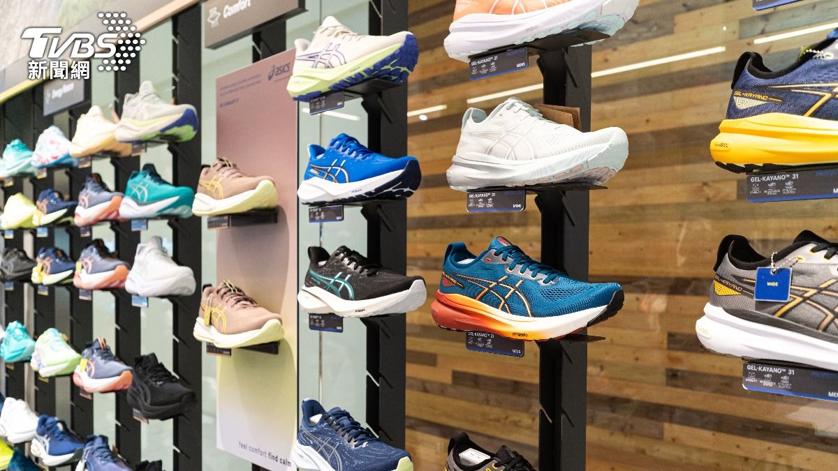 年輕人都在穿!「百搭球鞋」出國暴走也不累 NIKE、Adidas退位