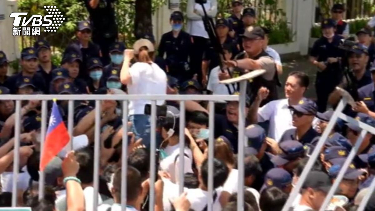 快訊/黃國昌號召千人「強闖官邸」 害8警受傷警方要辦了