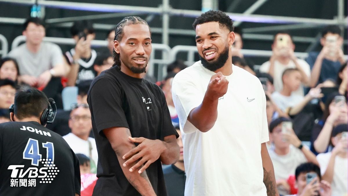 NBA球星雷納德和唐斯開心聊天。(圖/華子琛攝)