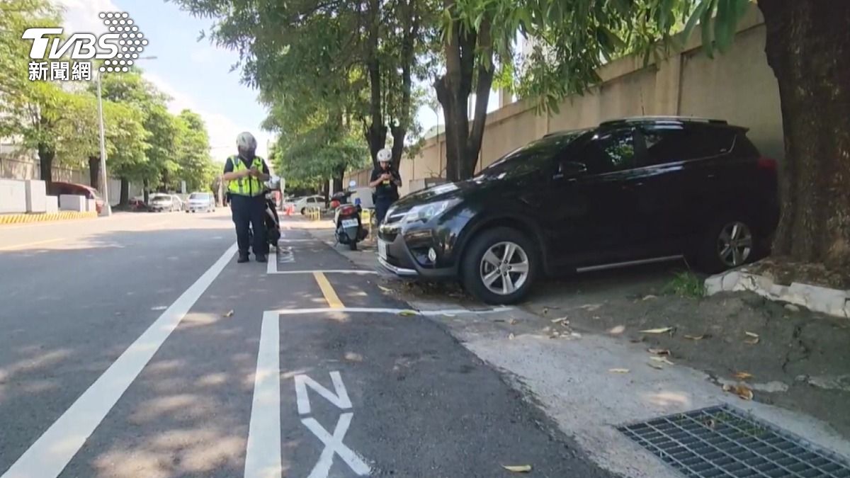 停車省20元繳千元罰單!彰化「格內空格外滿」 民眾違停慘遭連開單。(圖/TVBS)
