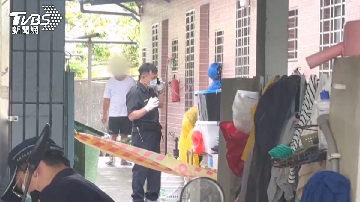 鬧醫院男遭逮3小時後 同居人慘死血跡染牆 警疑他殺(圖/TVBS)