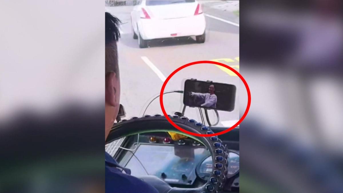 司機邊開車邊追劇！耳機戴好戴滿　客運公司記大過處分。(圖／民眾提供)