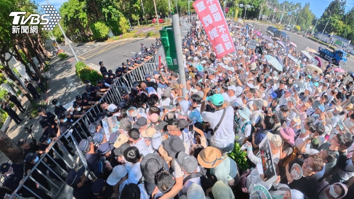 民眾黨衝官邸釀8警受傷 綠籲小草:別成為黃國昌的白衛兵