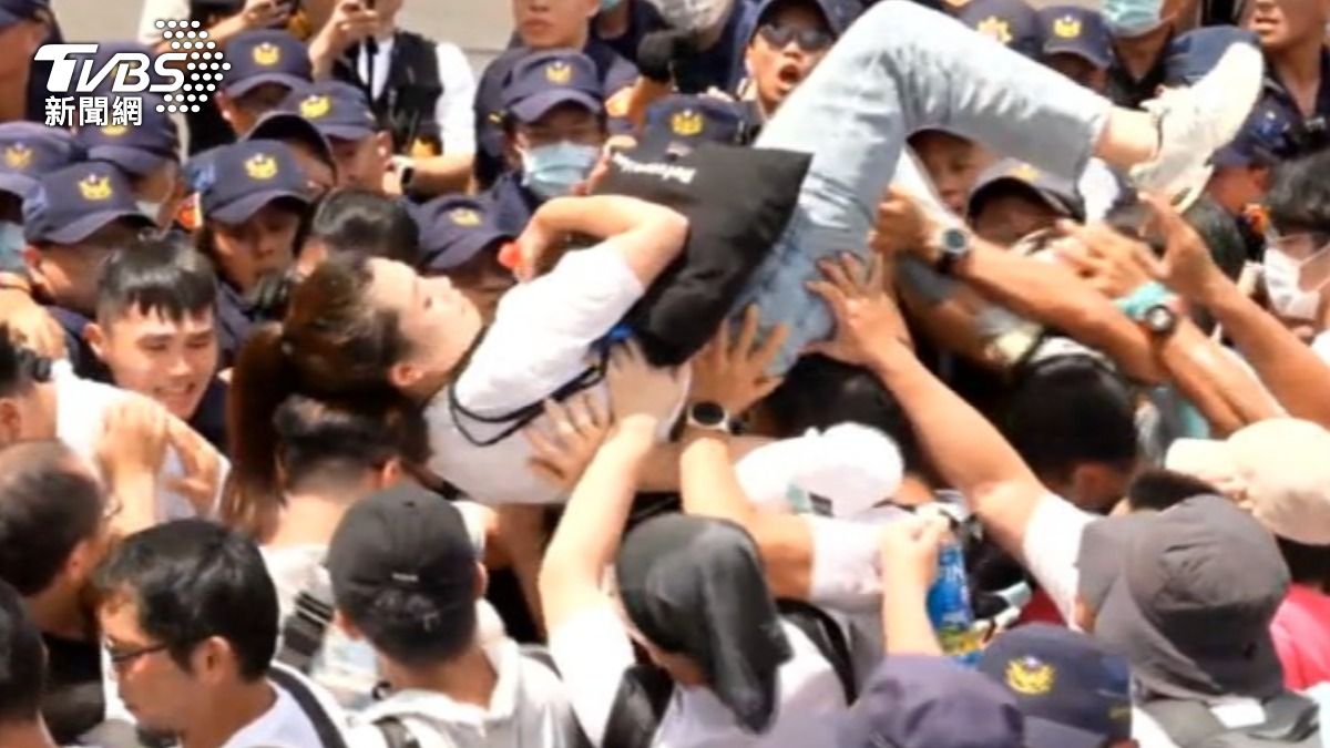 民眾黨公職試圖翻越人群，板橋區主任林子宇更用人體衝浪的方式突圍。（圖／TVBS）