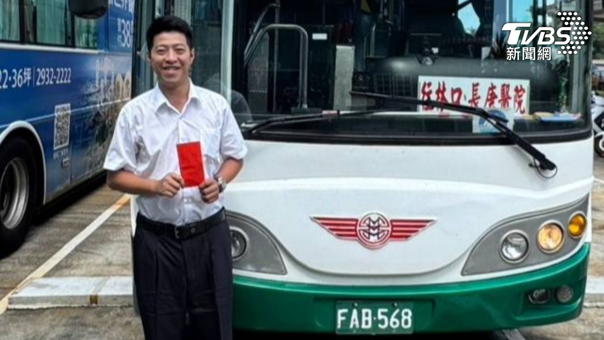 三重客運945路公車駕駛長王韋程視乘客如親幫失智婦報警。（圖／TVBS）