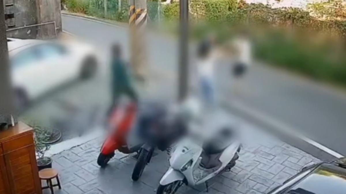 偷車竟忘了手機,返回遭屋主抓包。(圖/民眾提供)