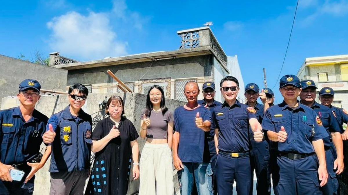 望安分局特地到小萍姐一家祝賀。(圖/澎湖望安分局提供)