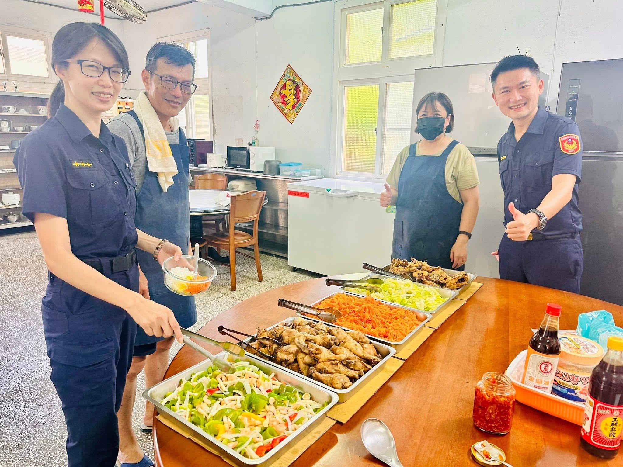 小萍姐幫望安分局員警準備好吃餐點。(圖/澎湖望安分局提供)