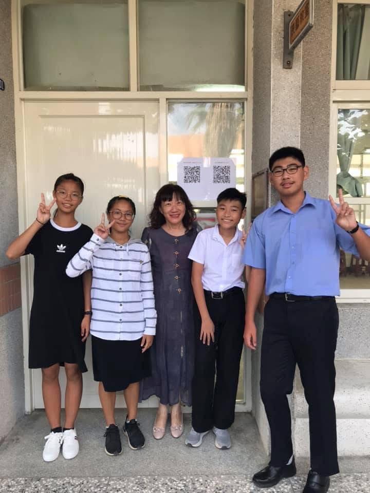 柔均(左1)望安國中畢業與校長合影。(圖/澎湖望安分局提供)